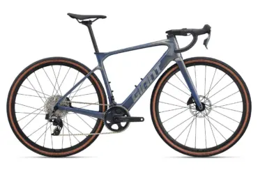 Seitenansicht des blauen Giant Defy Advanced E+ Elite AR E-Rennrads mit Carbonrahmen und braunen Reifen