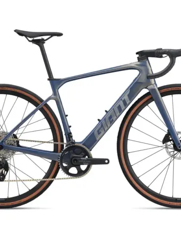 Seitenansicht des blauen Giant Defy Advanced E+ Elite AR E-Rennrads mit Carbonrahmen und braunen Reifen