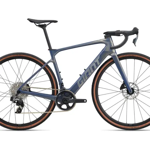 Seitenansicht des blauen Giant Defy Advanced E+ Elite AR E-Rennrads mit Carbonrahmen und braunen Reifen
