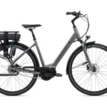 Graues Giant Entour E+ 0 E-City-Bike mit Gepäckträger und tiefem Einstieg, isoliert vor weißem Hintergrund.