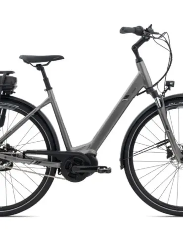 Graues Giant Entour E+ 0 E-City-Bike mit Gepäckträger und tiefem Einstieg, isoliert vor weißem Hintergrund.