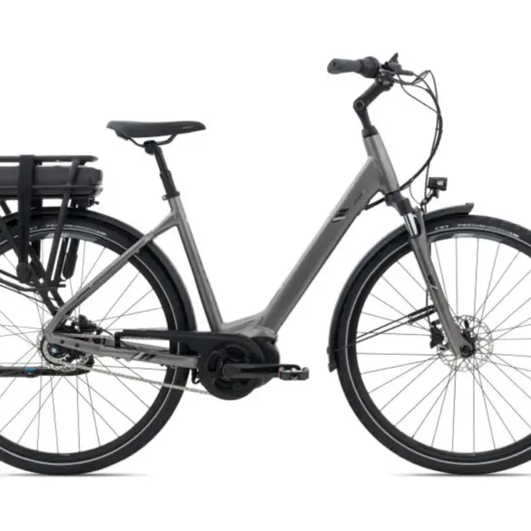 Graues Giant Entour E+ 0 E-City-Bike mit Gepäckträger und tiefem Einstieg, isoliert vor weißem Hintergrund.