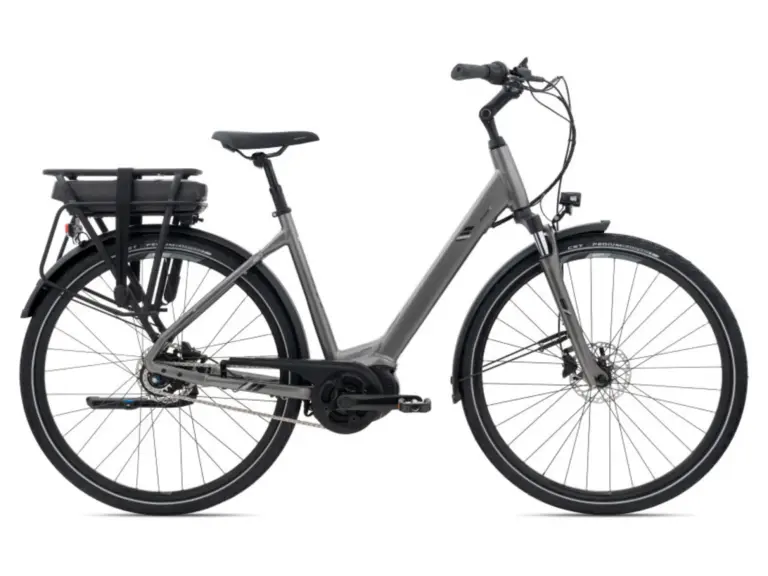 Graues Giant Entour E+ 0 E-City-Bike mit Gepäckträger und tiefem Einstieg, isoliert vor weißem Hintergrund.