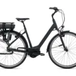 Seitenansicht eines mattschwarzen Giant Entour E+ 1 RT E-Bikes mit Gepäckträger und Akku.