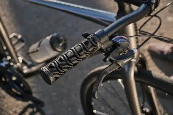 Nahaufnahme des schwarzen Lenkers mit griffigen Zickzack-Mustern und dem Shimano Bremshebel an einem Giant Escape 1 Fitnessbike.