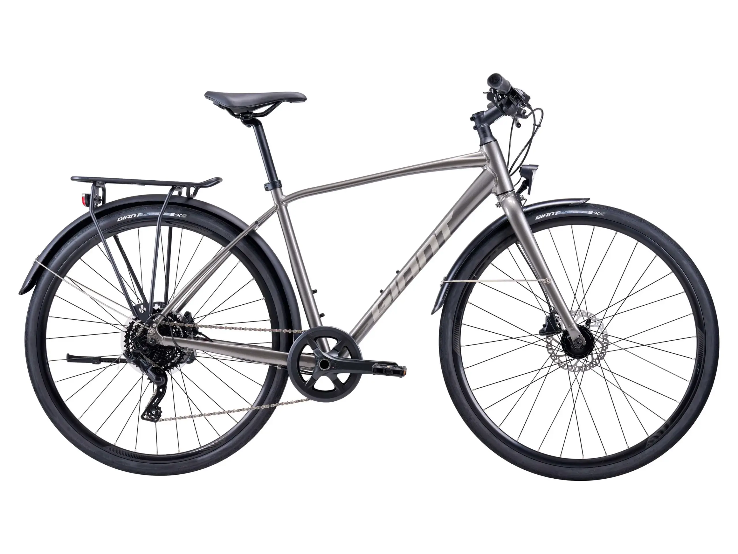 Das Giant Escape 1 ist ein graues Fitnessbike mit Scheibenbremsen, Schutzblechen, Gepäckträger und Beleuchtung. Es wird als schnelles, komfortables und vielseitiges Fahrrad für den Alltag beschrieben.