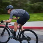 Ein Mann fährt ein Giant FastRoad AR Advanced 1 Fahrrad auf einer Straße.