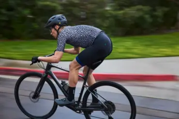 Ein Mann fährt ein Giant FastRoad AR Advanced 1 Fahrrad auf einer Straße.