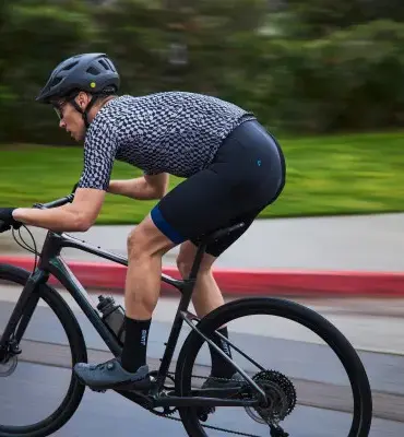 Ein Mann fährt ein Giant FastRoad AR Advanced 1 Fahrrad auf einer Straße.