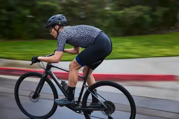 Ein Mann fährt ein Giant FastRoad AR Advanced 1 Fahrrad auf einer Straße.