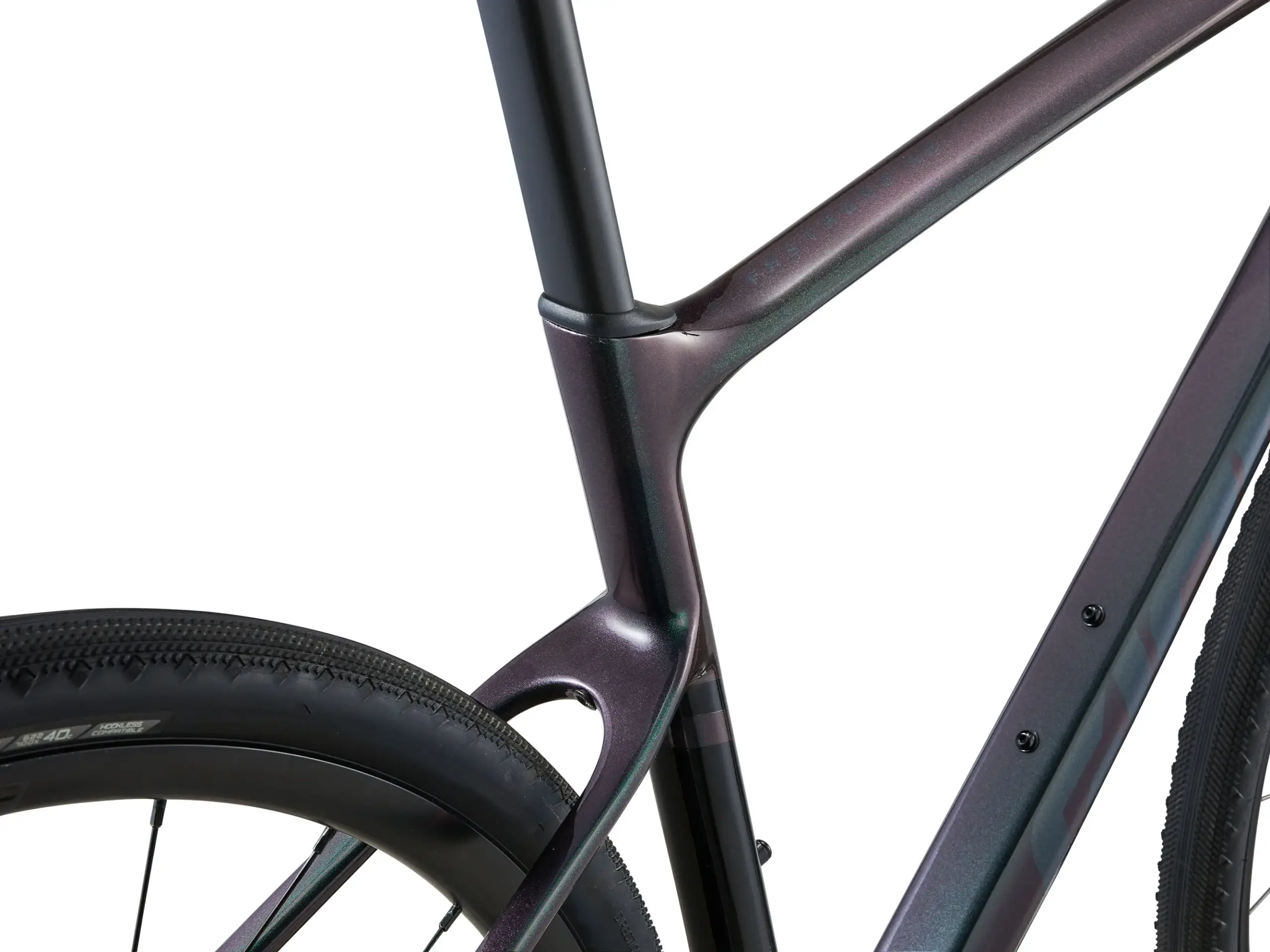 Detail des Rahmens eines Giant FastRoad AR Advanced 1 Fahrrads mit Fokus auf das Sitzrohr, die Verbindung zum Hinterbau und einen Teil des Hinterrads mit Reifen.