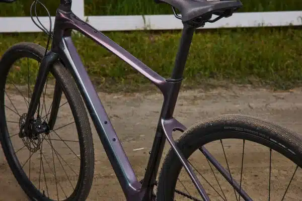 Detailaufnahme des Rahmens eines Giant FastRoad AR Advanced 1 Fahrrads mit Fokus auf den Carbonrahmen und die Hinterradaufhängung.