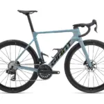 Giant Propel Advanced Pro 0 AXS Rennrad in Ocean Twilight mit aerodynamischem Carbonrahmen, integriertem Cockpit und Carbonlaufrädern.