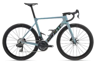 Giant Propel Advanced Pro 0 AXS Rennrad in Ocean Twilight mit aerodynamischem Carbonrahmen, integriertem Cockpit und Carbonlaufrädern.