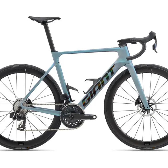Giant Propel Advanced Pro 0 AXS Rennrad in Ocean Twilight mit aerodynamischem Carbonrahmen, integriertem Cockpit und Carbonlaufrädern.