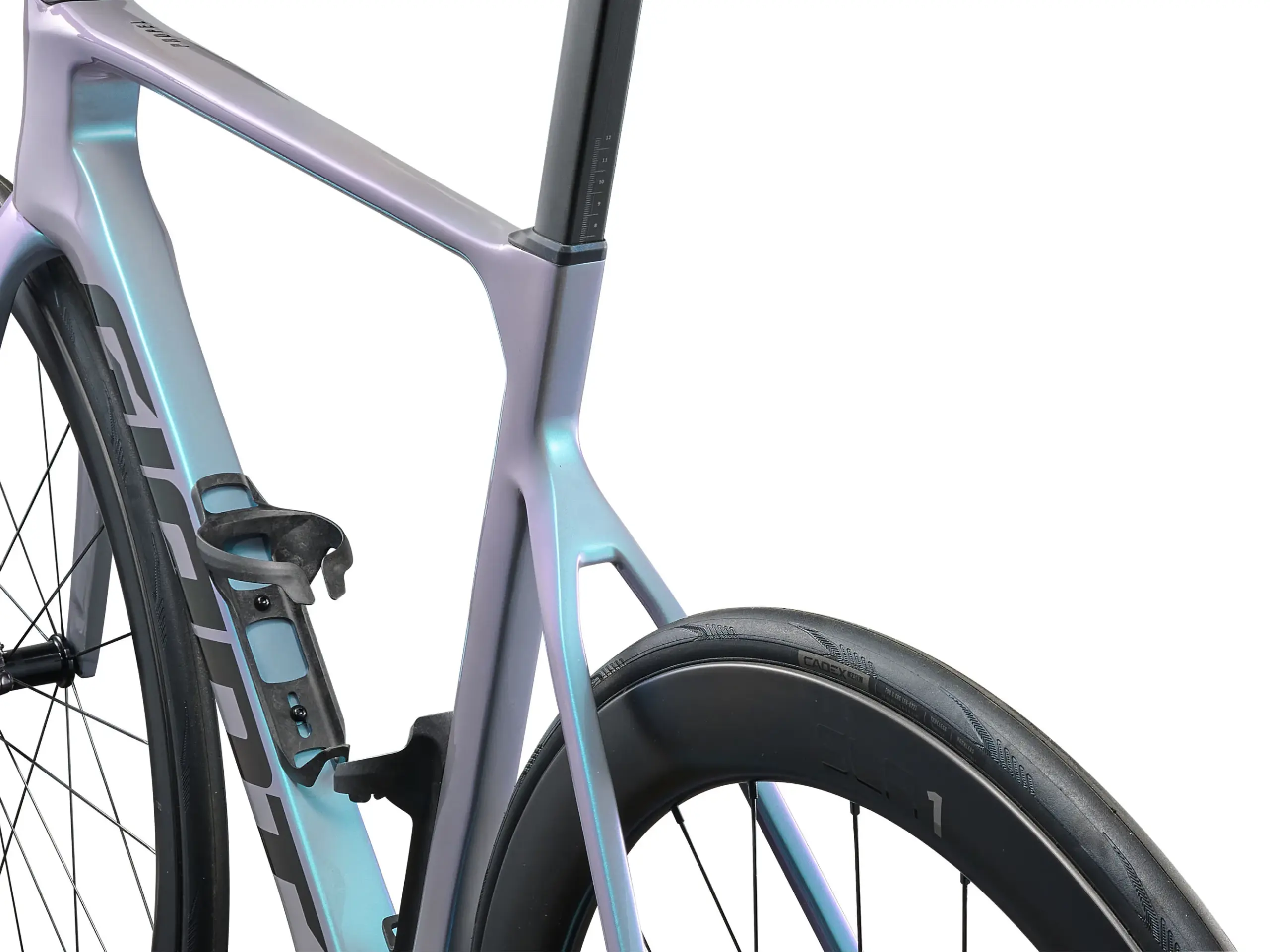 Nahaufnahme des Rahmens eines Giant Propel Advanced Pro 0 AXS Rennrads, das einen Farbverlauf von Blau und Lila aufweist. Man sieht die Aero-Formgebung, die integrierte Sattelstütze mit Höhenmarkierungen und eine vormontierte Flaschenhalterung.