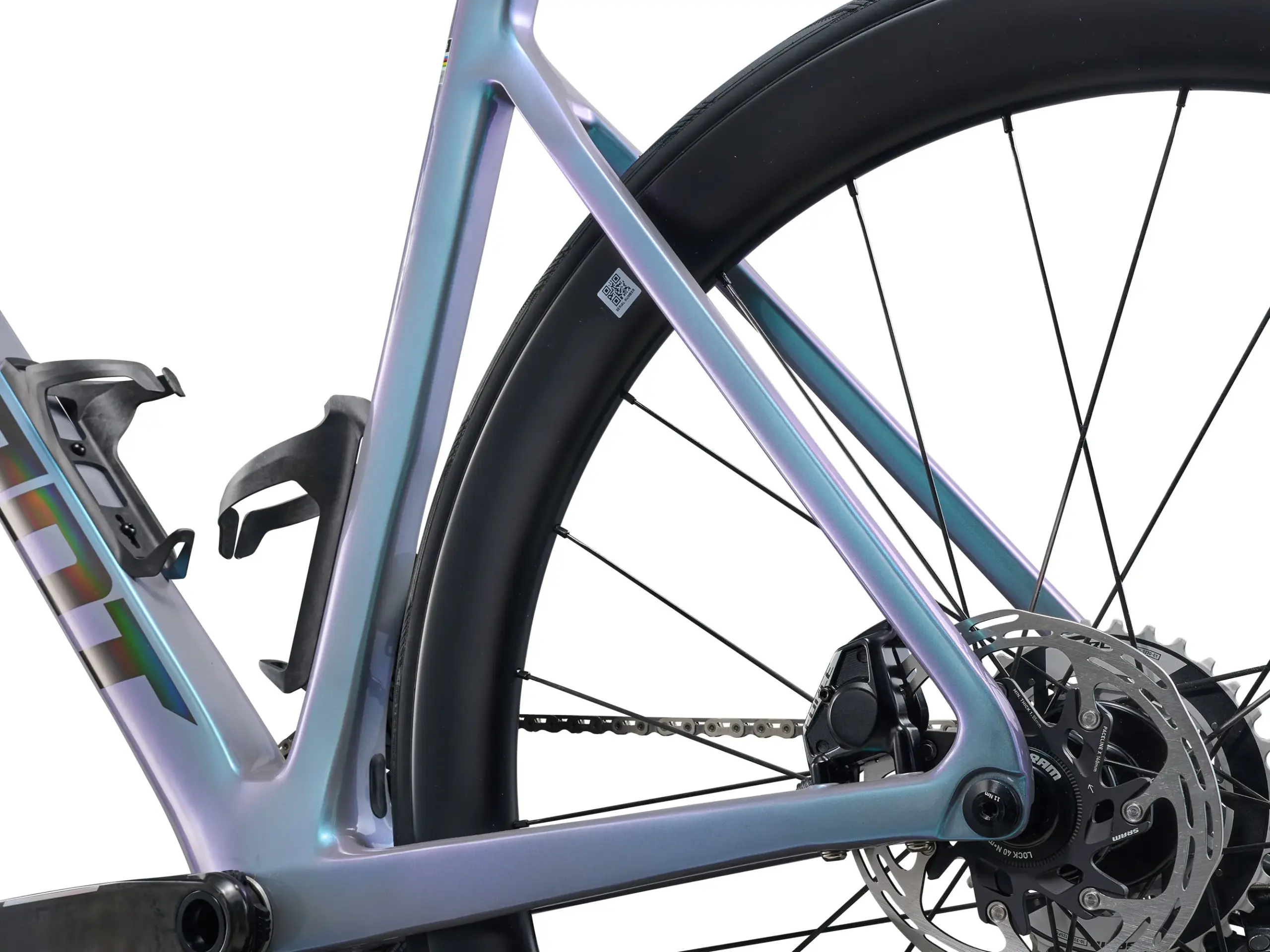 Detailansicht des Heckbereichs eines Giant Propel Advanced Pro 0 AXS Aero-Rennrads in schillernder Farbgebung, mit Fokus auf das Carbon-Rahmen-Design, die Kette, das Schaltwerk, die Bremsscheibe und den Flaschenhalter.