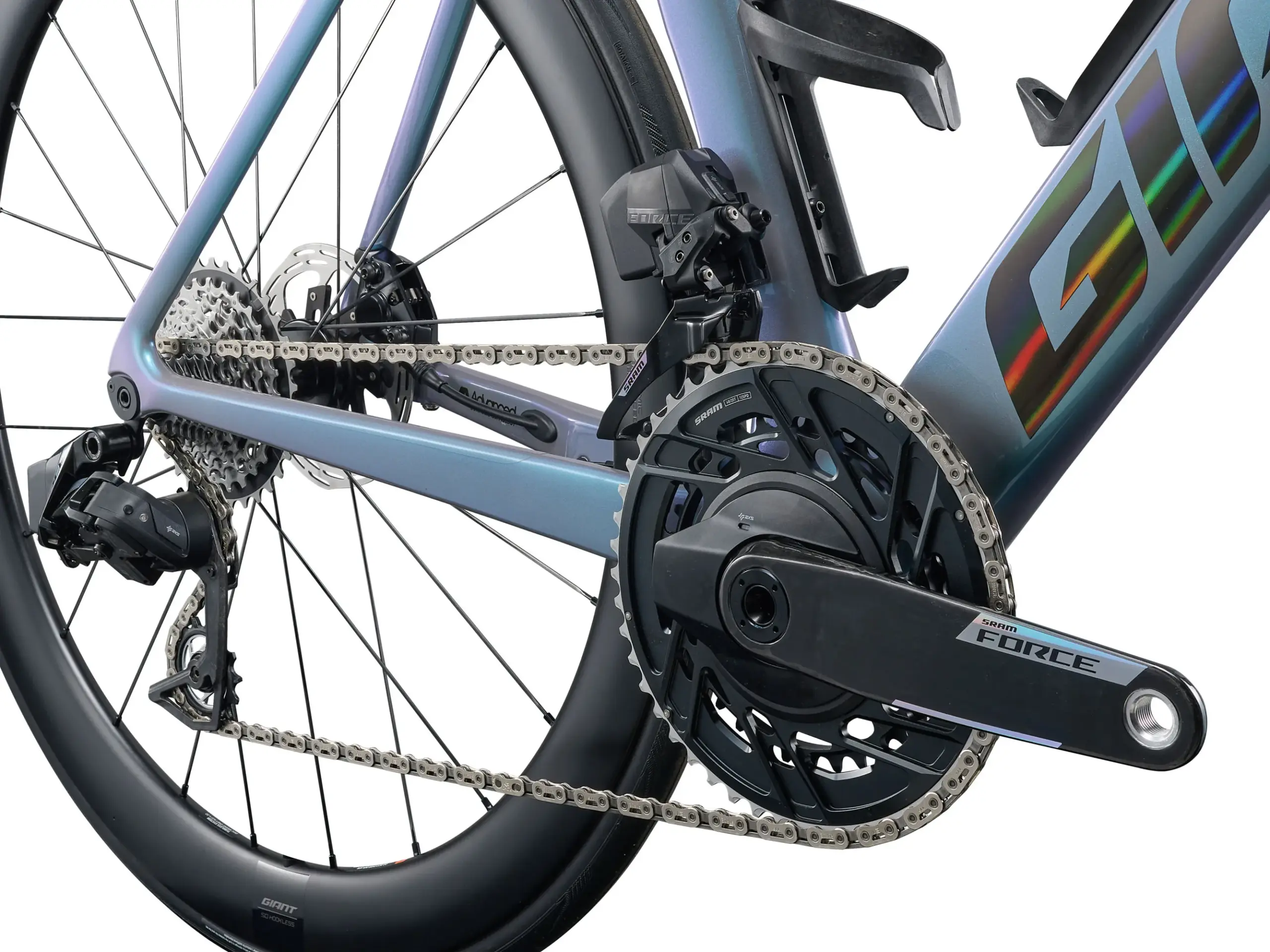 Detailaufnahme des Hinterrads eines Giant Propel Advanced Pro 0 AXS Rennrads mit Fokus auf den SRAM Force AXS E1 Antrieb.