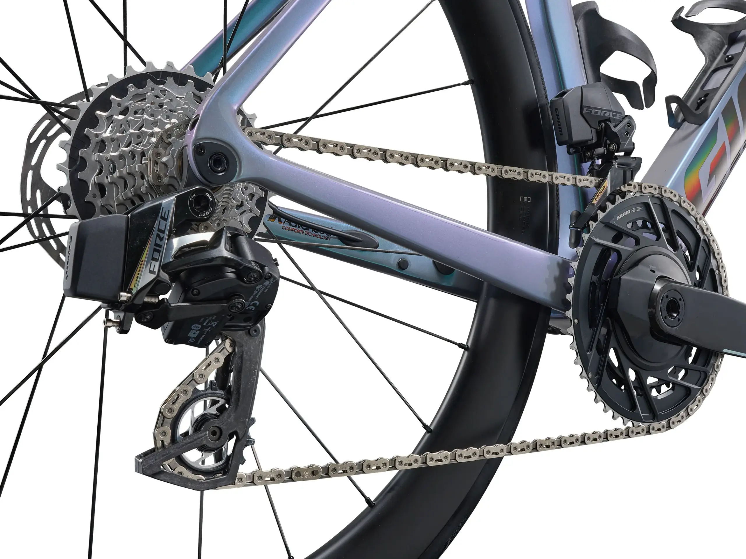 Nahaufnahme des Schaltwerks, der Kassette und der Kurbelgarnitur eines Giant Propel Advanced Pro 0 AXS Rennrads mit SRAM Force AXS E1 Komponenten.