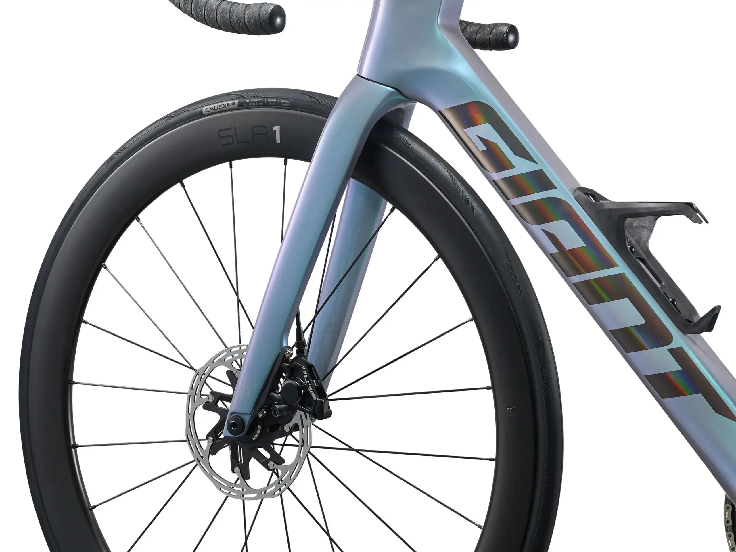 Detailansicht eines Giant Propel Advanced Pro 0 AXS Rennrads mit Fokus auf das Vorderrad, die aerodynamische Gabel und den Schriftzug 'GIANT' auf dem Rahmen.
