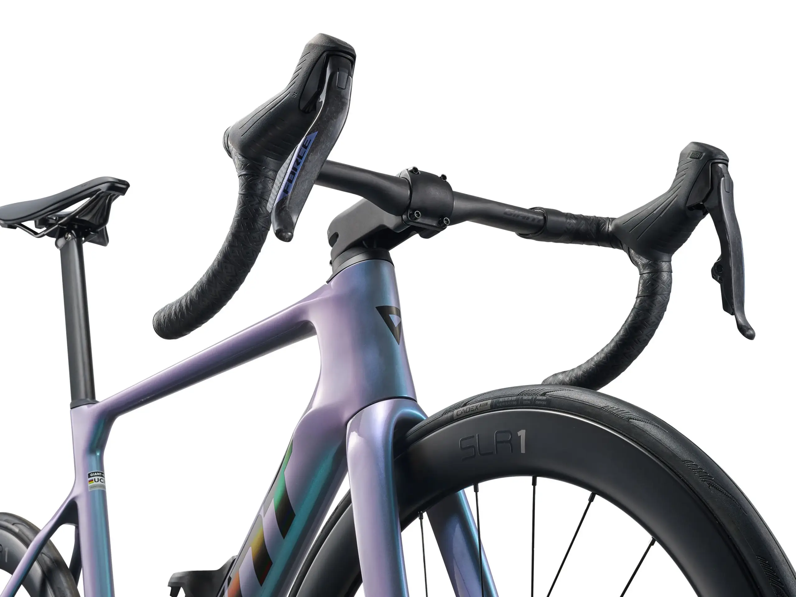 Nahaufnahme des vorderen Teils eines Giant Propel Advanced Pro 0 AXS Aero-Rennrads, Fokus auf Lenker, Vorbau und Laufrad.