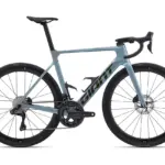 Seitenansicht eines hellblauen Giant Propel Advanced Pro 0 Di2 Rennrads mit Carbonfelgen und Scheibenbremsen.