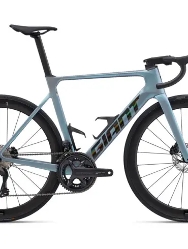 Seitenansicht eines hellblauen Giant Propel Advanced Pro 0 Di2 Rennrads mit Carbonfelgen und Scheibenbremsen.