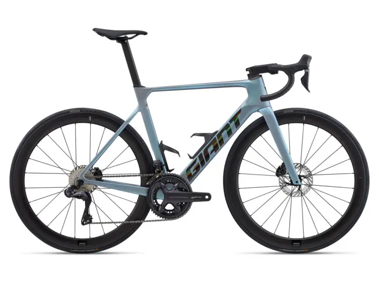 Seitenansicht eines hellblauen Giant Propel Advanced Pro 0 Di2 Rennrads mit Carbonfelgen und Scheibenbremsen.