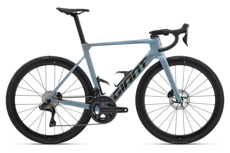Seitenansicht eines hellblauen Giant Propel Advanced Pro 0 Di2 Rennrads mit Carbonfelgen und Scheibenbremsen.