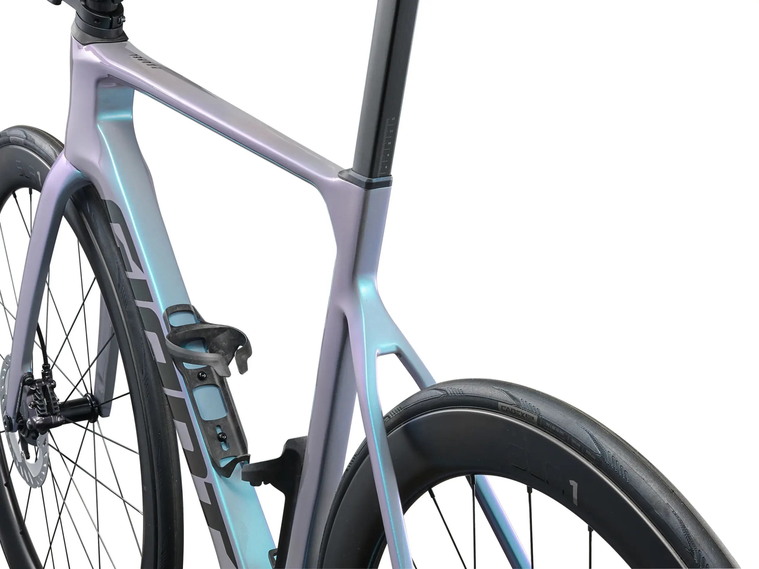 Detailaufnahme des Hinterbaus eines Giant Propel Advanced Pro 0 Di2 Rennrads in schillernder Farbgebung.