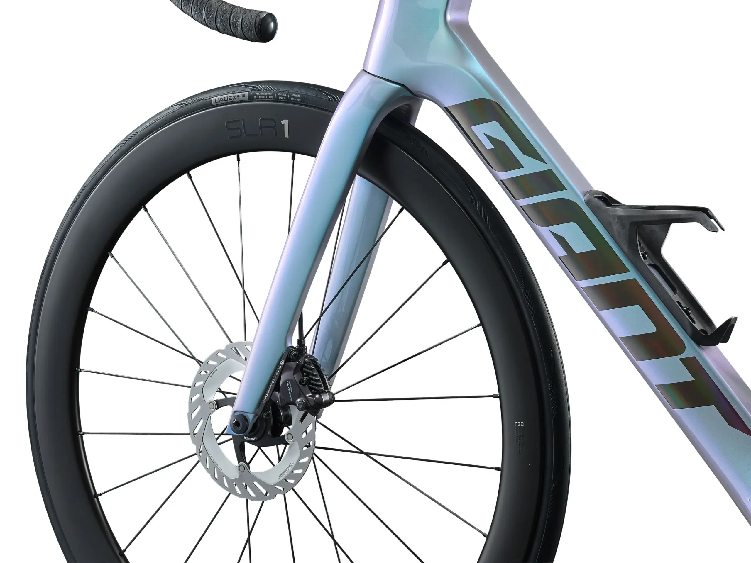 Nahaufnahme eines Giant Propel Advanced Pro 0 Di2 Rennrads, Fokus auf das Vorderrad, die Gabel und den Schriftzug 'GIANT' am Rahmen.