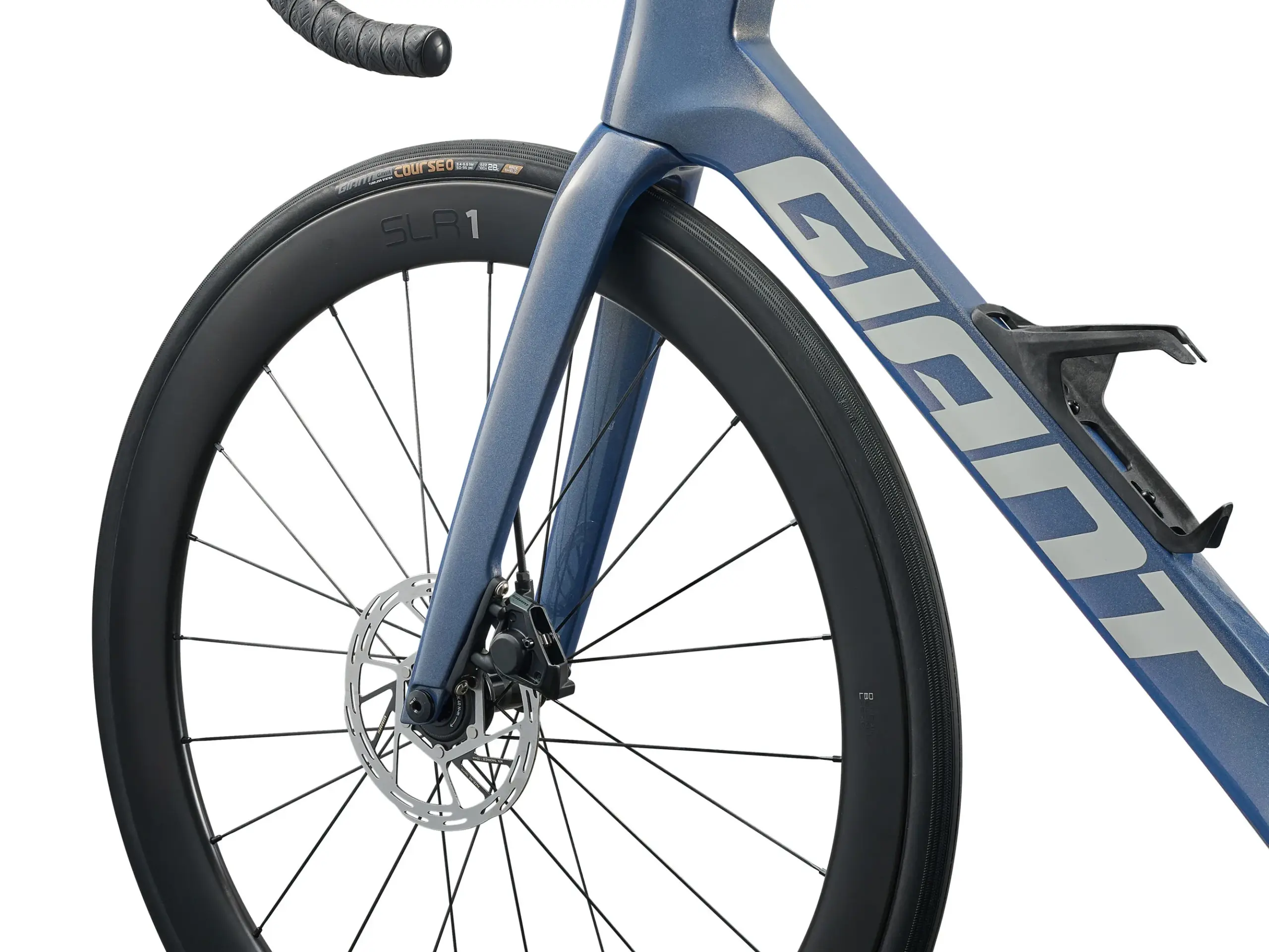 Nahaufnahme des blauen Giant Propel Advanced Pro 1 Rennrads, die das Vorderrad, die Gabel und den Unterrohrbereich mit dem 'GIANT'-Schriftzug zeigt.