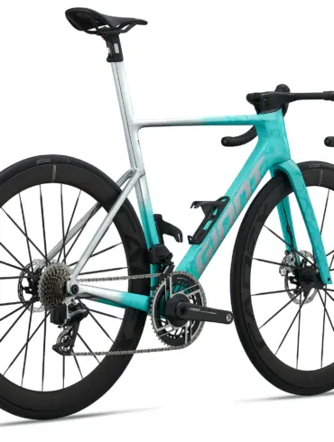 Ein Giant Propel Advanced SL 0-Red (2027) Rennrad in Türkis und Silber, mit Fokus auf Aerodynamik und Leistung.