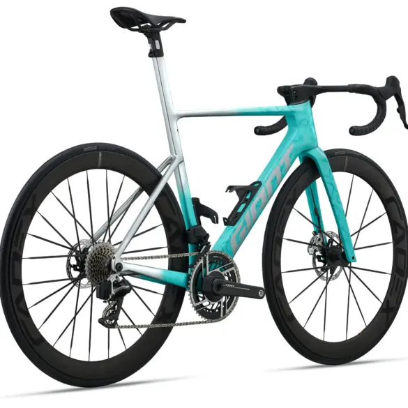 Ein Giant Propel Advanced SL 0-Red (2027) Rennrad in Türkis und Silber, mit Fokus auf Aerodynamik und Leistung.