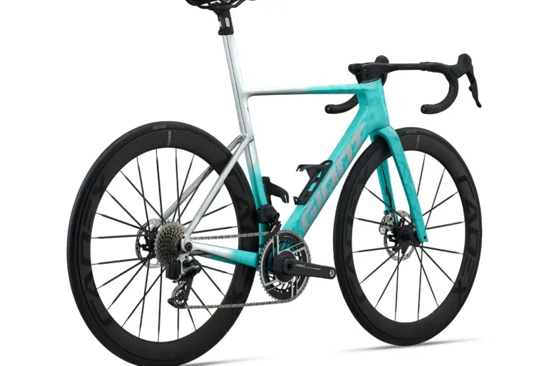 Ein Giant Propel Advanced SL 0-Red (2027) Rennrad in Türkis und Silber, mit Fokus auf Aerodynamik und Leistung.