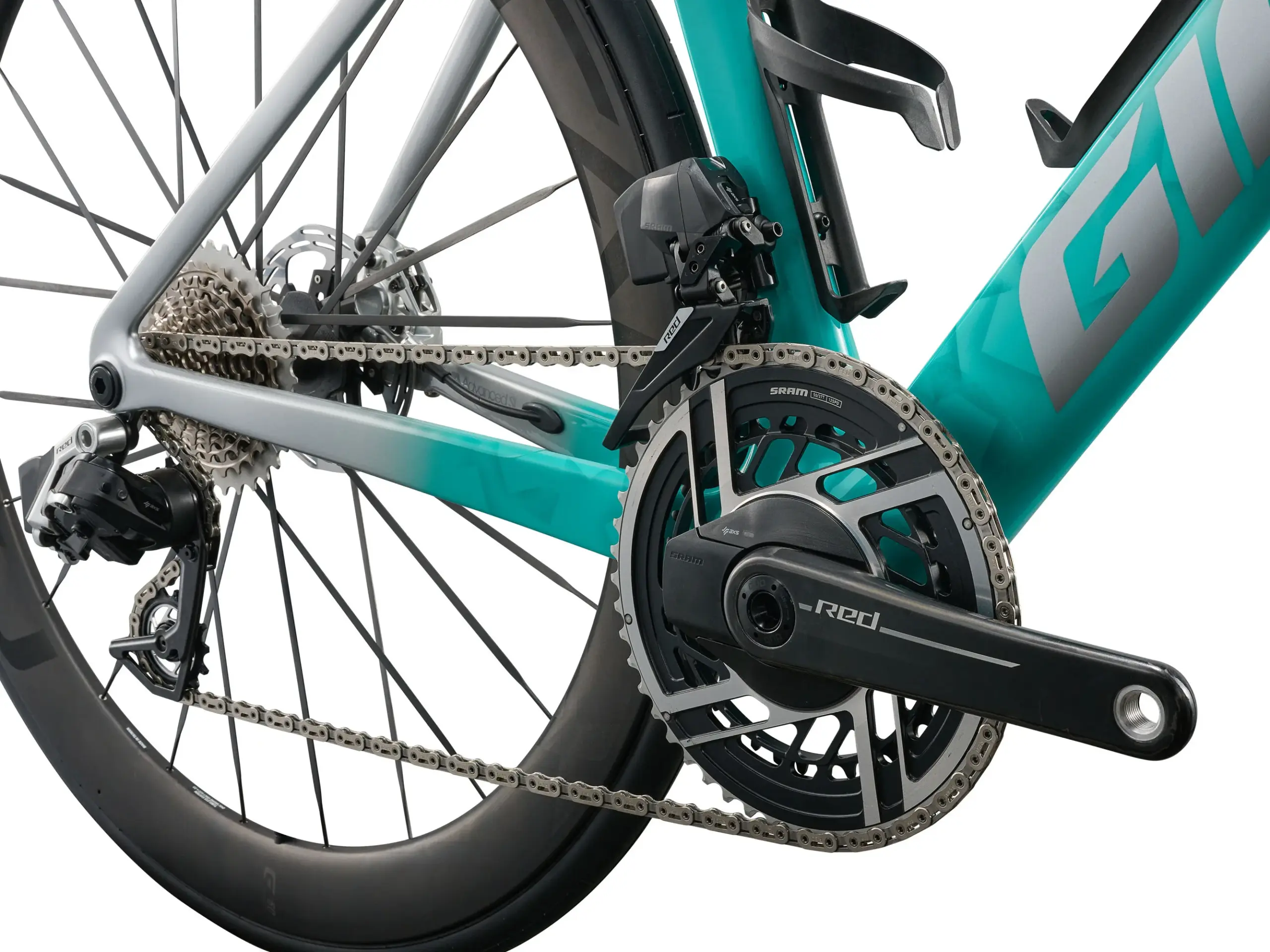 Detailaufnahme des Antriebsstrangs und des Hinterrads eines Giant Propel Advanced SL 0-Red (2027) Aero-Rennrads mit SRAM Red eTap AXS Schaltwerk, Kurbelgarnitur und Kassette.