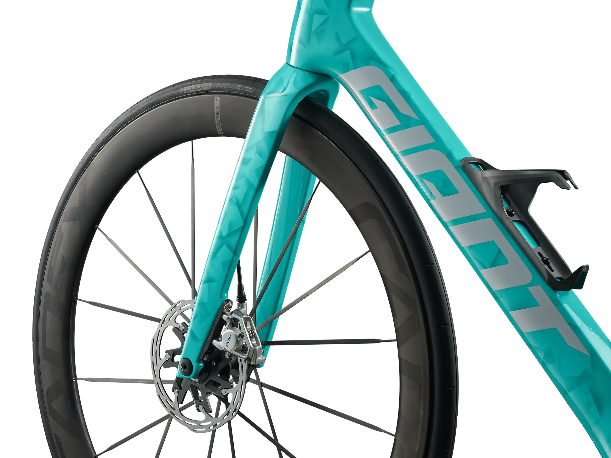 Detailaufnahme des aqua-blauen Giant Propel Advanced SL 0-Red (2027) Aero-Rennrads, gezeigt wird der Bereich des Vorderrads, der Gabel und des Unterrohrs mit integriertem Flaschenhalter.