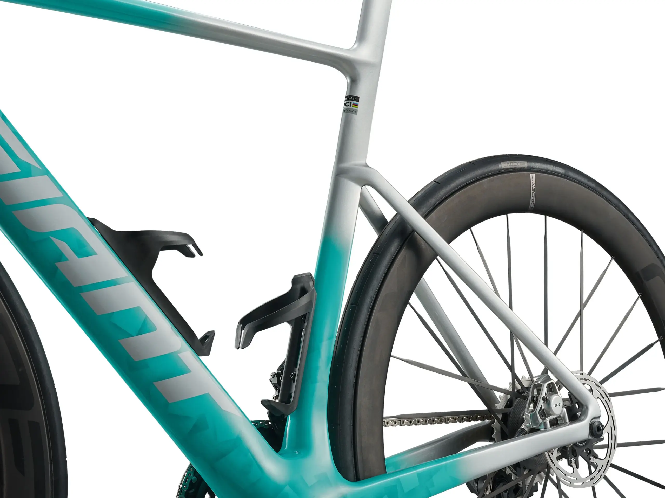 Detailansicht des Giant Propel Advanced SL 0-Red (2027) Aero-Rennrads, Fokus auf das Heck mit Laufrad und Kettenblatt.