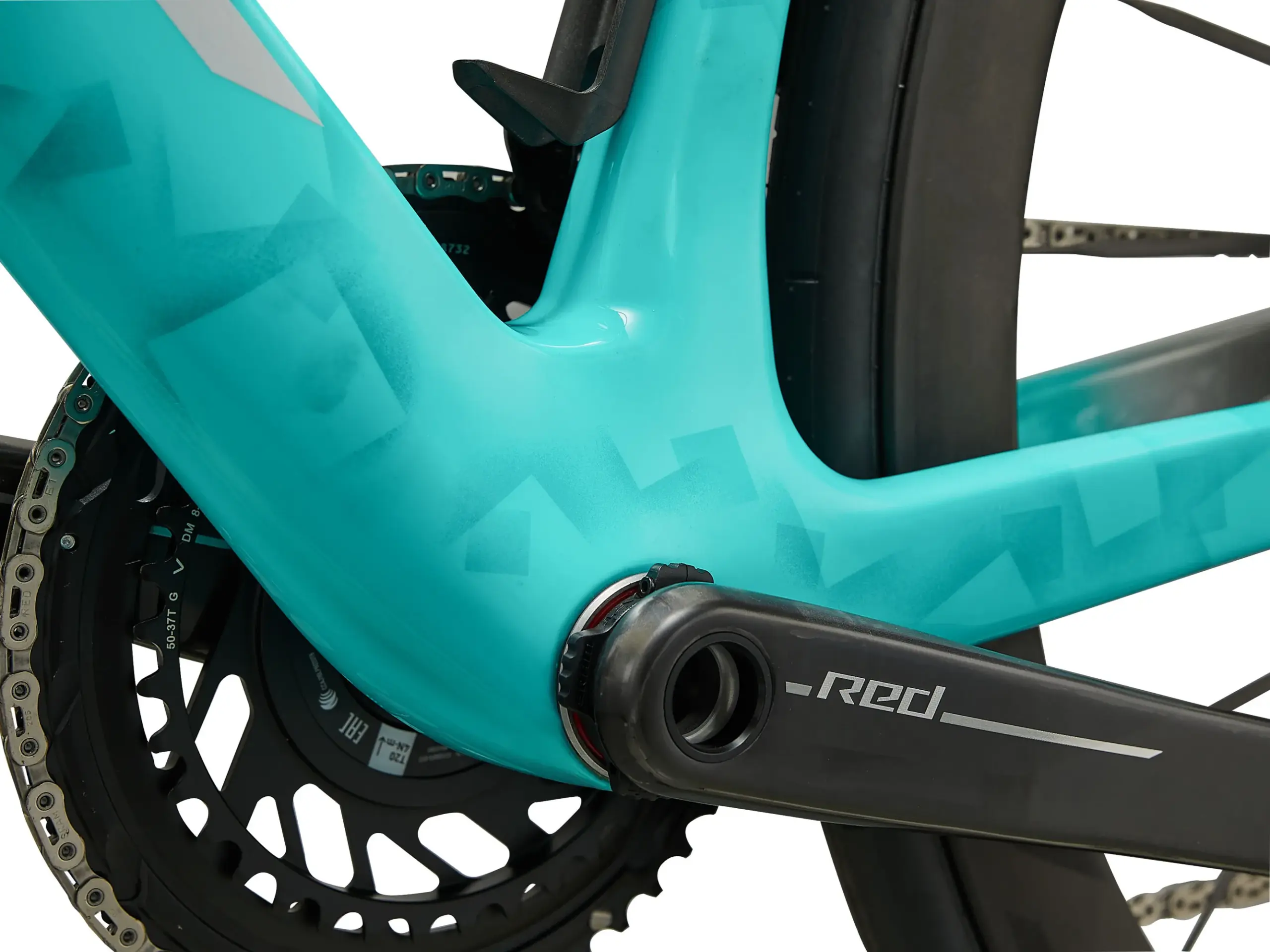 Detailansicht des tealfarbenen Rahmens eines Giant Propel Advanced SL 0-Red (2027) Rennrads, Fokus auf das Tretlagergehäuse mit SRAM Red Kurbel und Kette.