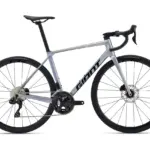 Seitenansicht eines grauen Giant TCR Advanced 1 Rennrads mit schwarzen Laufrädern und Reifen.