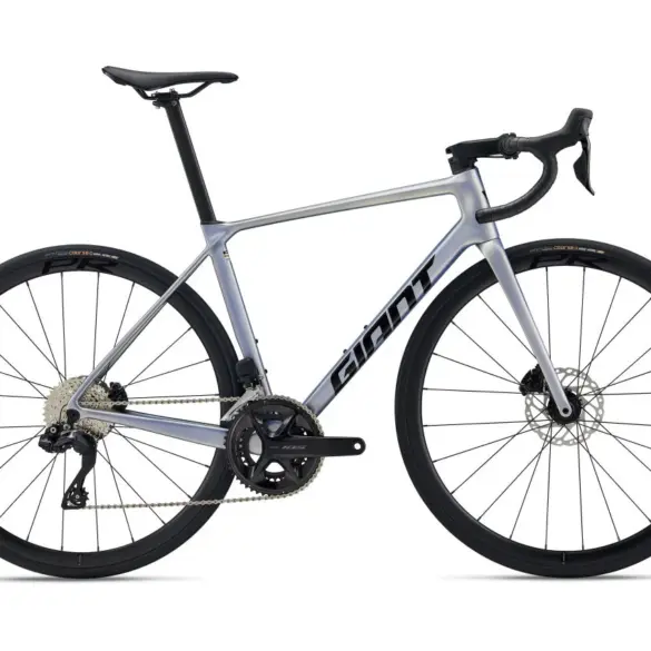 Seitenansicht eines grauen Giant TCR Advanced 1 Rennrads mit schwarzen Laufrädern und Reifen.