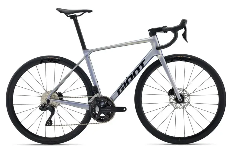 Seitenansicht eines grauen Giant TCR Advanced 1 Rennrads mit schwarzen Laufrädern und Reifen.
