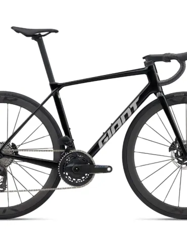 Schwarz lackiertes Giant TCR Advanced Pro 0 AXS Rennrad mit aerodynamischer Formgebung und Carbon-Laufrädern.