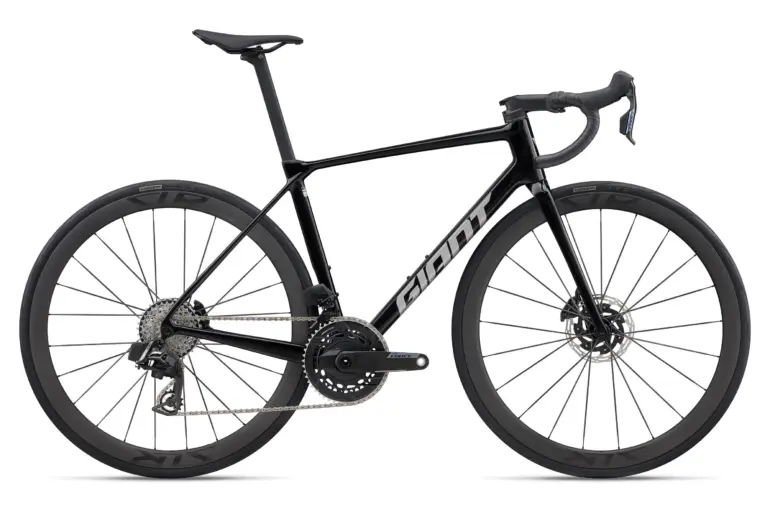 Schwarz lackiertes Giant TCR Advanced Pro 0 AXS Rennrad mit aerodynamischer Formgebung und Carbon-Laufrädern.