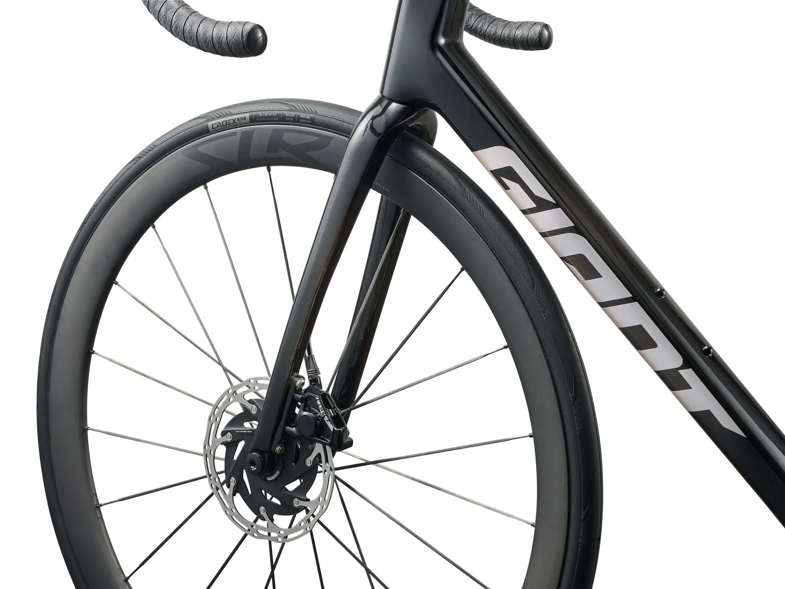 Nahaufnahme der Vorderseite eines schwarzen Giant TCR Advanced Pro 0 AXS Rennrads, Fokus auf das Vorderrad, die Gabel und den integrierten Vorbau.