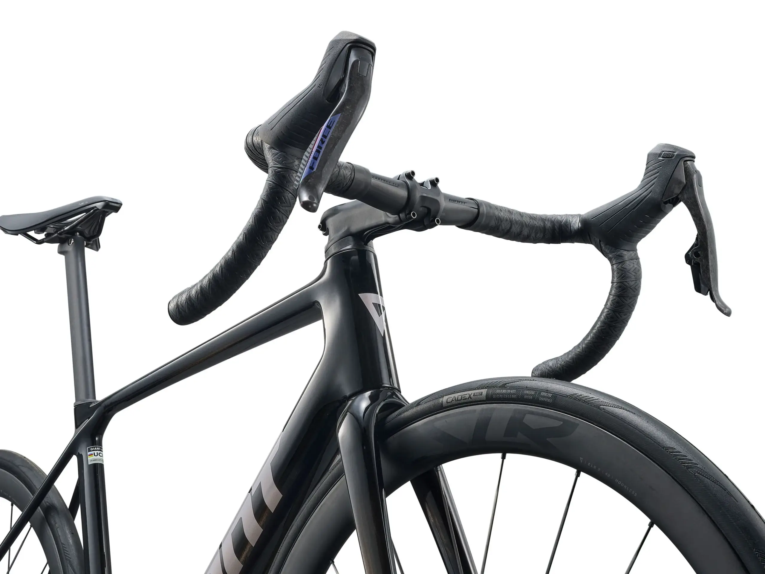 Detailansicht des vorderen Bereichs eines schwarzen Giant TCR Advanced Pro 0 AXS Rennrads, fokussiert auf den Vorbau, Lenker mit Griffband und die Schaltbremshebel.