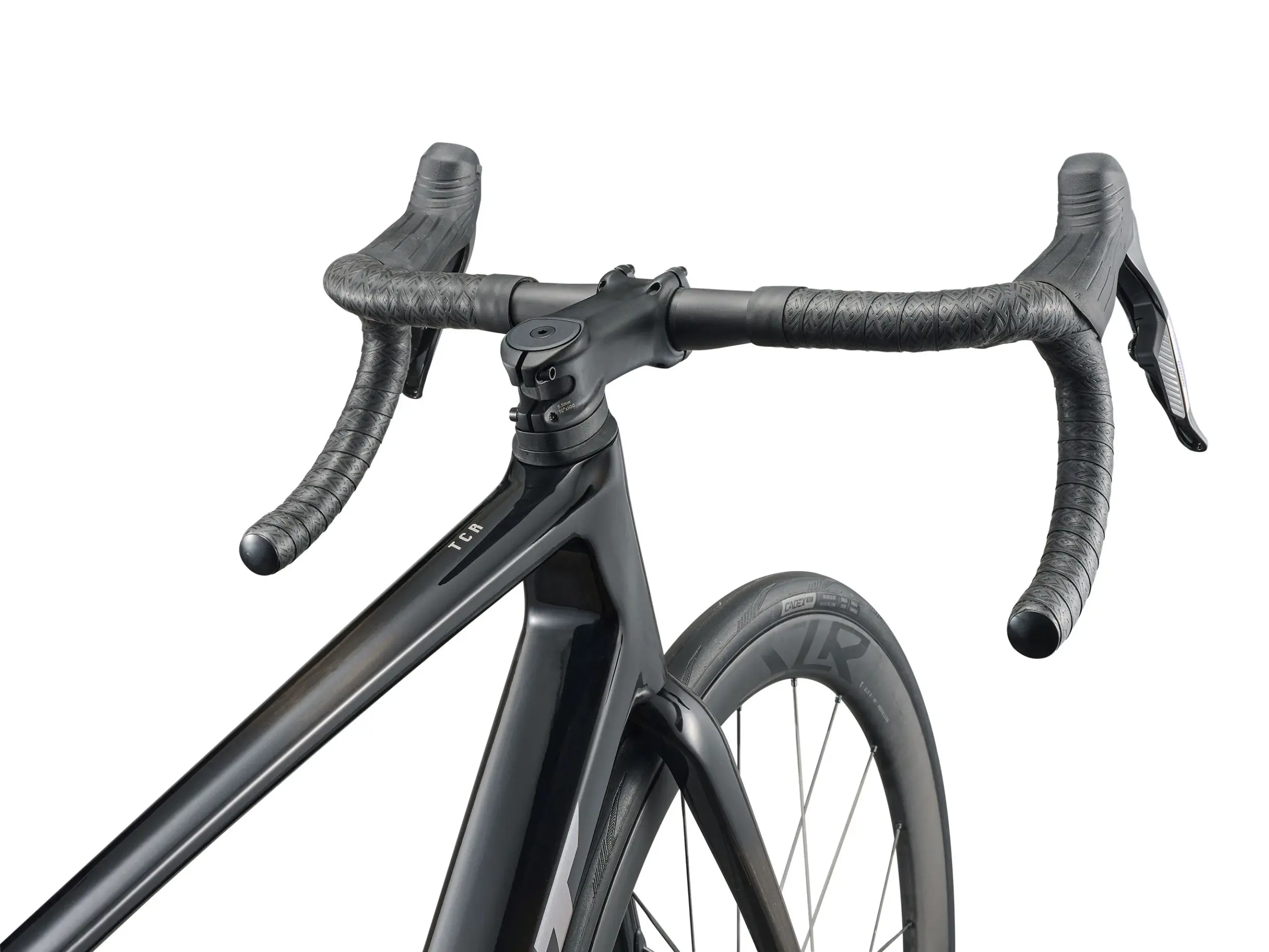 Nahaufnahme des schwarzen Carbon-Lenkers und Vorbaus eines Giant TCR Advanced Pro 0 AXS Rennrads mit integrierter Zugführung und Lenkerband.