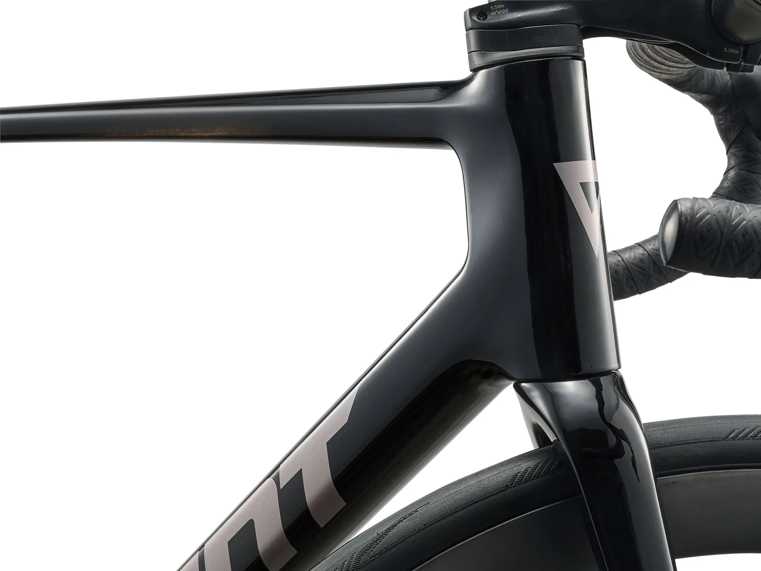 Frontansicht eines schwarzen Giant TCR Advanced Pro 0 AXS Rennrads, Fokus auf Steuerrohr und integriertes Cockpit.