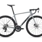 Seitenansicht eines grauen Giant TCR Advanced Pro 1 AXS Rennrads mit schwarzen Felgen, Kettenschaltung und Rennlenker.