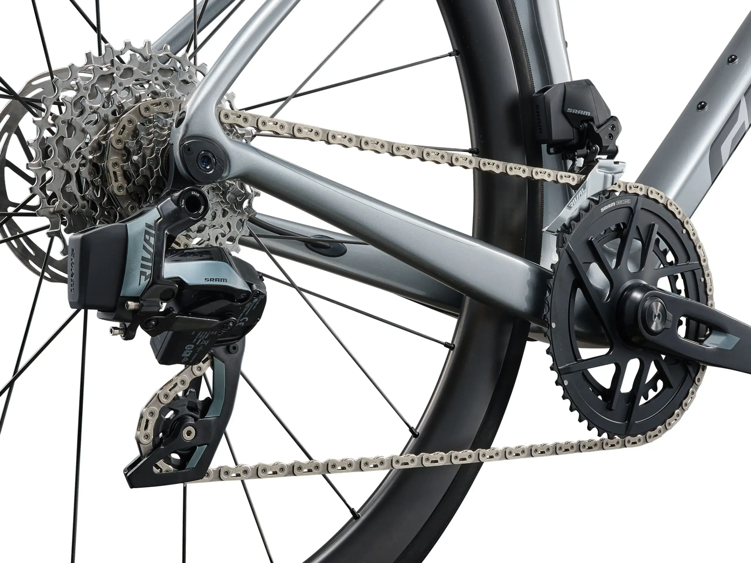 Detailaufnahme des SRAM Rival AXS Schaltwerks, der 12-fach Kassette und des Kettenblatts an einem grauen Giant TCR Advanced Pro 1 AXS Rennrad.